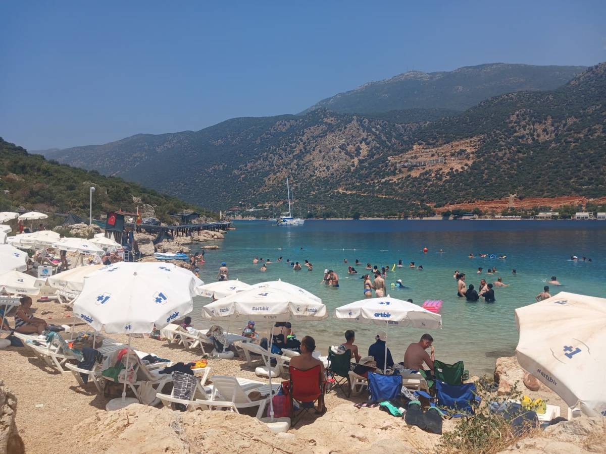Kaş'ta sıcak havadan bunalanlar plajlara akın etti!