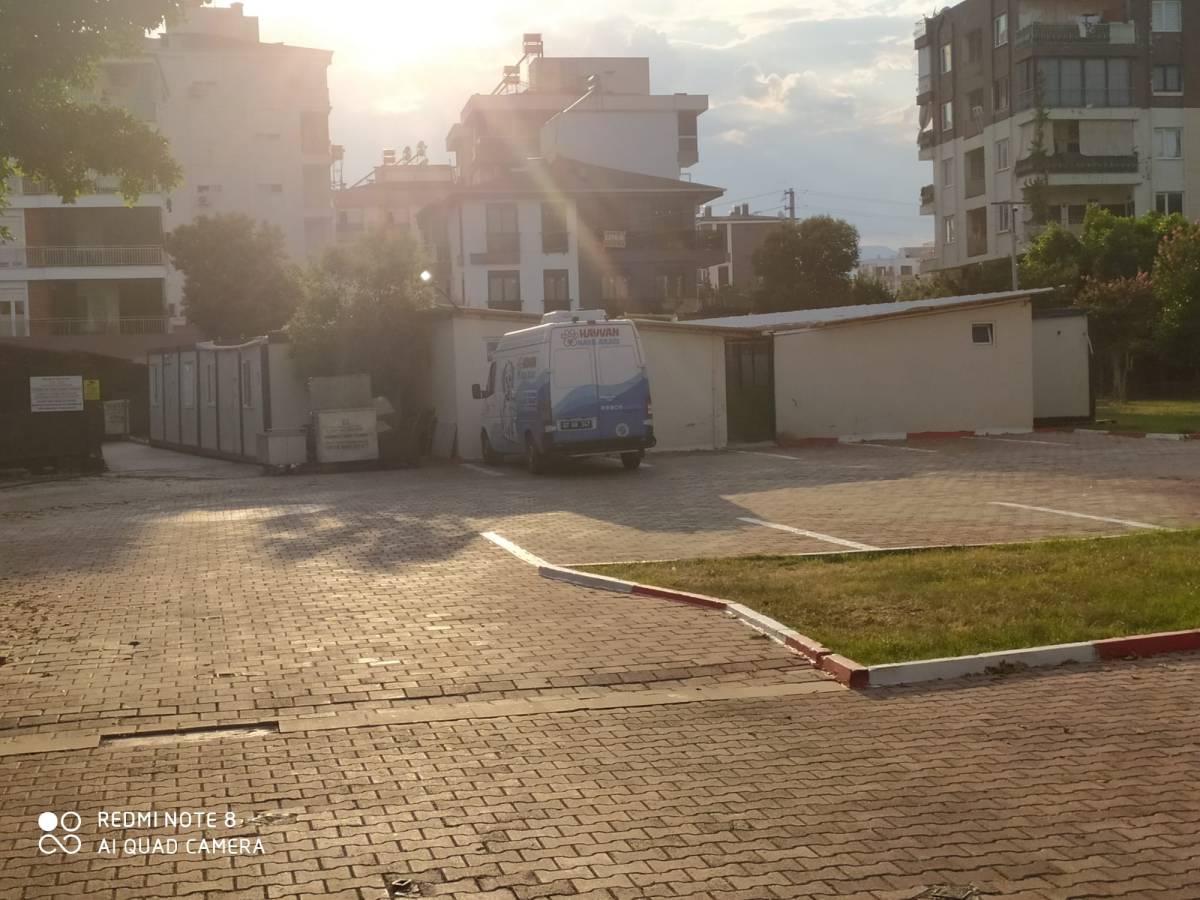 Kepez’de mahalleli isyanda: “Evimizin penceresini açamıyoruz”